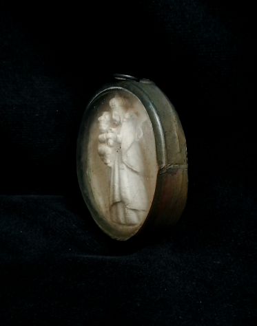ANTICO MEDAGLIONE CON SCULTURA VOTIVA IN SCHIUMA SOTTO VETRO, 1800. - Foto 7