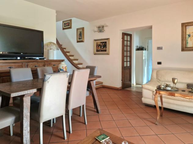 MONTIGNOSO, villetta a schiera con giardino angolare a circa 3,5 km dal mare della Versilia. L'immobile è composto di sala, cucina, disimpegno, camera - Foto 7