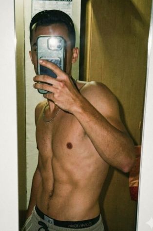 Uomo cerca donna/ gigolo a pagamento / gigol Tel:3895959069
