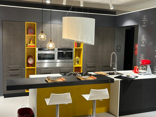 Cucina nuova e moderna completa con isola, elettrodomestici incasso e penisola