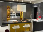Cucina nuova e moderna completa con isola, elettrodomestici incasso e penisola