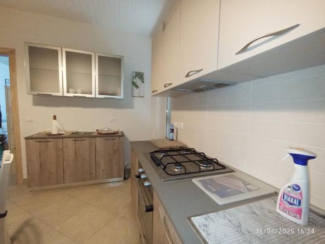 Appartamento con ingresso indipendente e posto auto . Primo piano . Completamente ristrutturato ed arredato . - Foto 13
