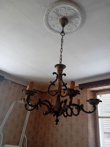 Lampadario vintage in metallo e vetro