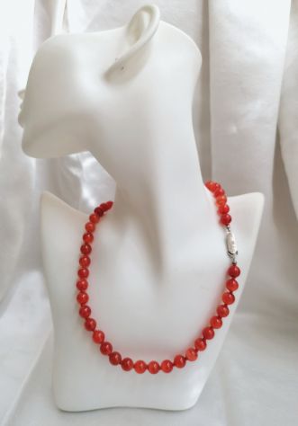 Collana siciliana con pesce in ceramica di Caltagirone, agata rossa