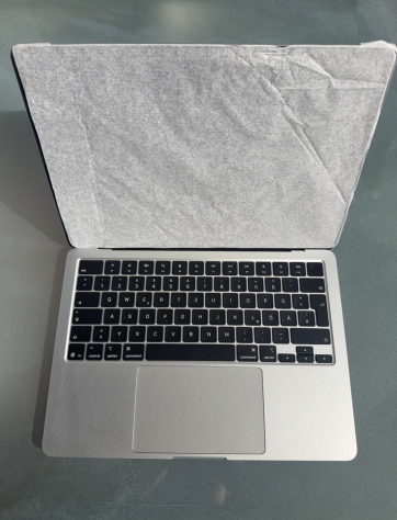 MacBook Air 13,6" in argento (chip M5, 16 GB di RAM, 512 GB SSD).