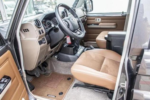 Toyota Land Cruiser GRJ 76 4.0 VX LIM '24 - Foto 8