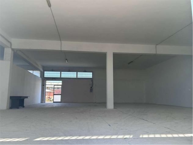 N2540SP - Affittiamo magazzino 400 mq altezza 4,50 m