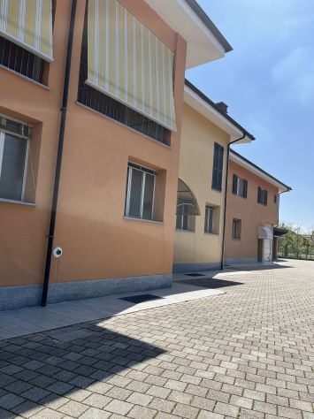 IMMOBILE CON LOCALE MULTIUSO E APPARTAMENTI - Foto 2