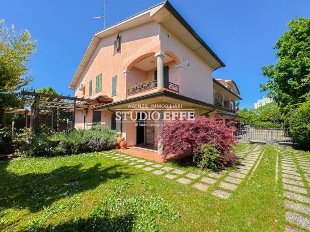 Villa ad angolo con giardino su 3 Lati