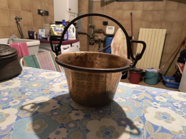 Paiolo / Vaso in rame martellato con manico in ferro – Vintage d'arredo