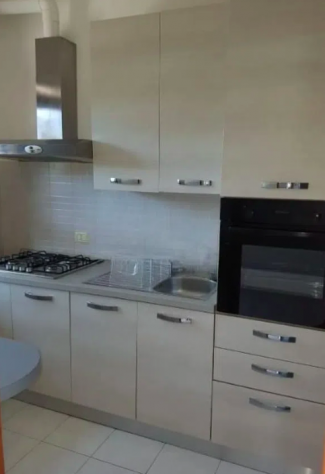 OSTIA TRILOCALE SEMI-ARREDATO CON GIARDINO PRIVATO E POSTO AUTO SCOPERTO. - Foto 9