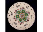 PIATTO IN MARMO BIANCO TRAFORATO E INTARSIATO IN PIETRE DURE. INDIA, SECOLO XX.