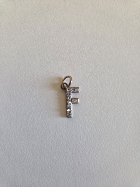 Pendente lettera “F” in metallo con brillantini bigioetteria, primi anni '80 - Foto 2