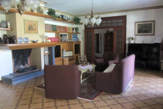 Villa di mq 350 .
Composta da due abitazioni che si vendono in blocco
Nel verde e ben esposta al sole
Poco distante dal centro - Foto 15