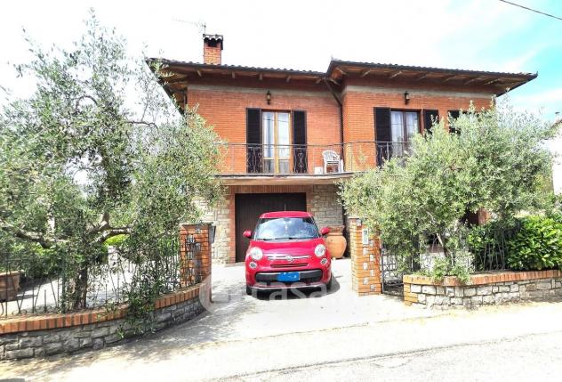 Tuoro sul Trasimeno vendesi casa indipendente 10 vani 280 Mq