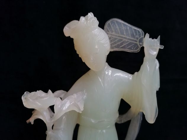 ANTICA SCULTURA GEISHA IN AUTENTICA GIADA CHIARA CON BASE LEGNO, CINA 1950 CIRCA - Foto 2