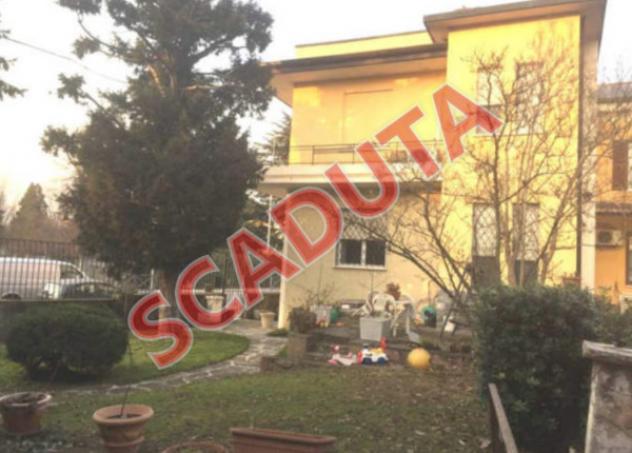 Immobile in asta di 304 m², box auto in vendita a Crema