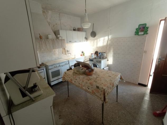 VENDESI A VILLA VIANI ALLOGGIO DI TRE VANI CON CANTINA DA RISISTEMARE - Foto 10