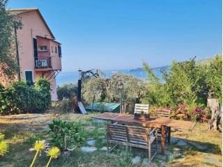 Ampia vista mare, appartamentino su 3 livelli con ampio terreno e parcheggio