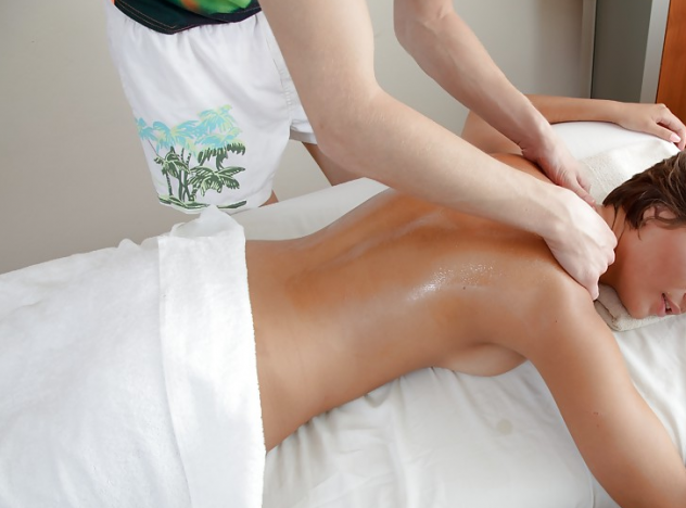 Massaggio gratuito per F Tel:3714459231