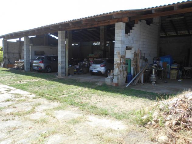 immersa nel verde, cascina ristrutturata libera su tre lati con cortile e giardino privato. Piiano terra: ampio soggiorno, sala da pranzo, cucina (che - Foto 7