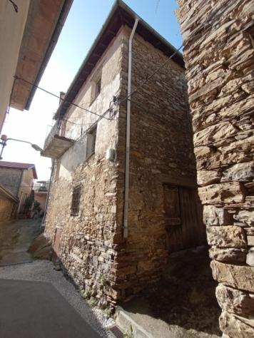 VENDESI A CONIO, FRAZIONE DI BORGOMARO CASA SU TRE PIANI IN PAESE, DA RISTRUTTURARE