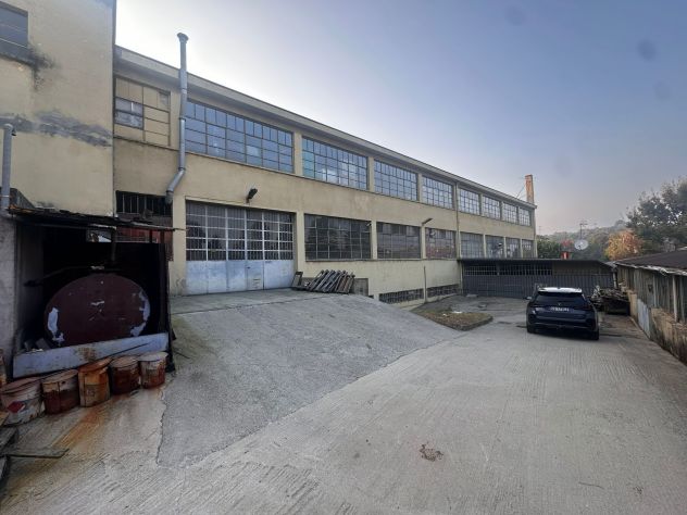 CAPANNONE SEMINDIPENDENTE CON AREA AD USO ESCLUSIVO