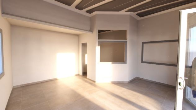 LOCALE COMMERCIALE IN OTTIMO STATO - CORSO UMBERTO - MONDRAGONE - RIF.F3318