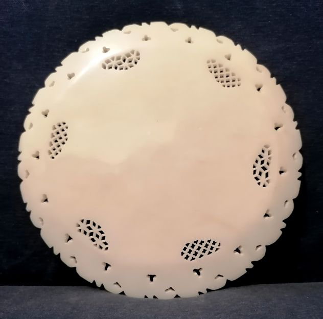 PIATTO IN MARMO BIANCO TRAFORATO E INTARSIATO IN PIETRE DURE. INDIA, SECOLO XX. - Foto 2
