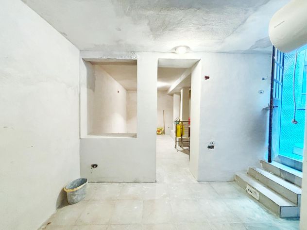 Magazzino C/2 ristrutturato con bagno – a DERGANO - Foto 2