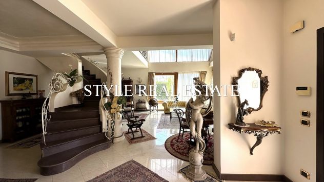 SIRACUSA ZONA EPIPOLI ELEGANTE VILLA INDIPENDENTE CON GIARDINO - Foto 2