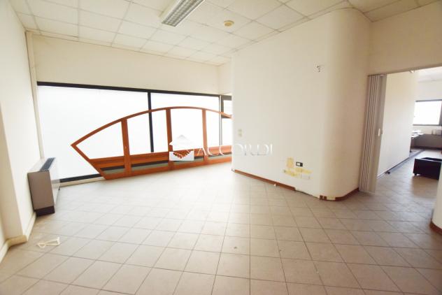 ATTIVITA'/LIC.COMMERCIALE di 5 vani e di 147 mq (PEDEROBBA) rif. SW154 - Foto 2