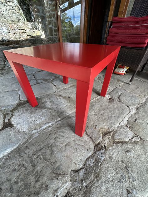 Tavolo quadrato rosso