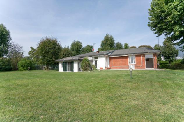 Villa di 892 m² con più di 5 locali in vendita a Molteno