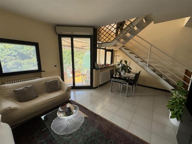 Alassio, a soli 1,5 km dal mare, proponiamo elegante villa a schiera su più livelli, dotata di ingresso indipendente e libera su tre lati. cantina e - Foto 5