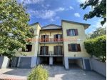 Palazzina indipendente immersa nel verde : 4 appartamenti con box e cantine