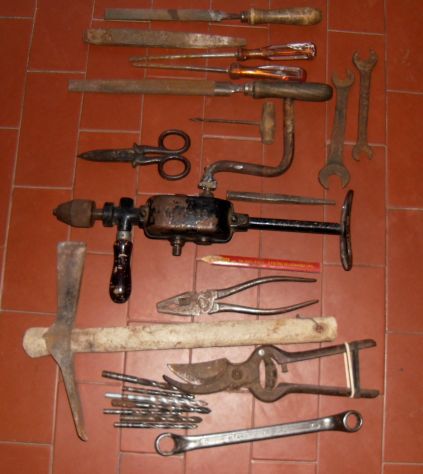 N° 23 PEZZI DI ATTREZZI DI UNA VOLTA COMPRESO TRAPANO E MARTELLINA - - Foto 3