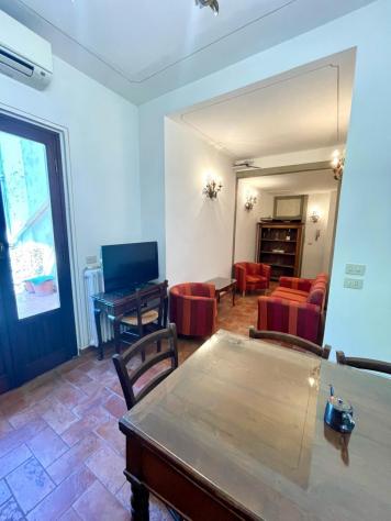 Appartamento arredato composto da soggiorno con angolo cottura, camera matrimoniale e camera singola, due bagni e grande terrazzo, il tutto completame - Foto 3
