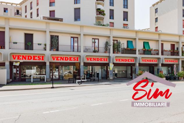 Oltre 3 vetrine in vendita a Novara