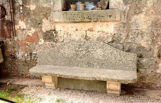 Elegante panchina per arredo giardino