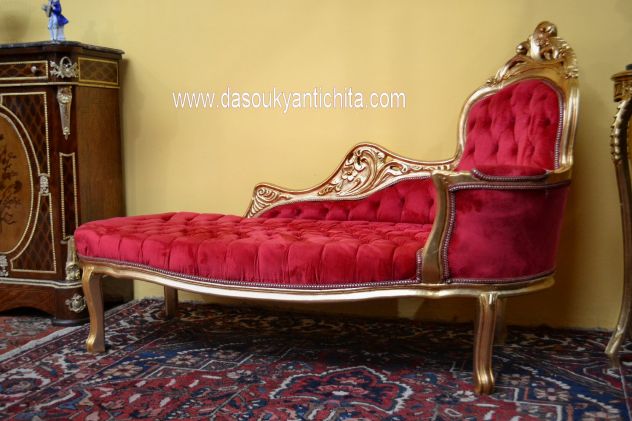 Dormeuse dorata stile Luigi XV in velluto rosso