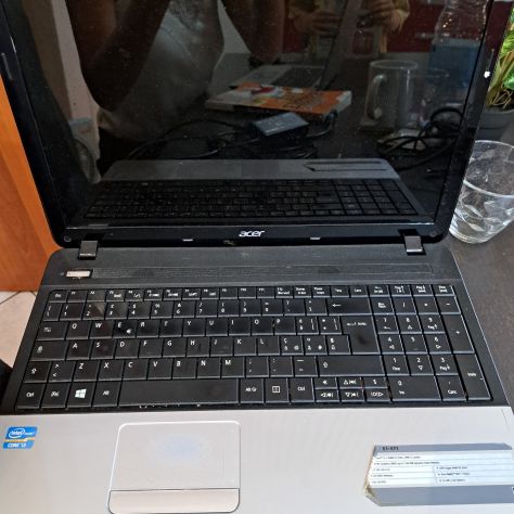 Acer 15.6" HD LED LCD 8GB DDR3 Memory portatile