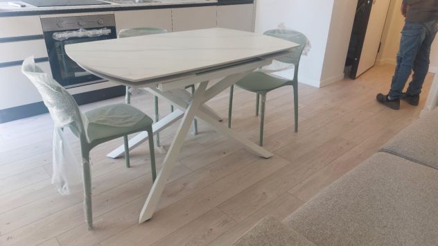 Tavolo 4 posti allungabile a 8 con sedie - Foto 2