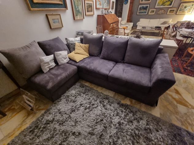 DIVANO ANGOLARE IN ALCANTARA GRIGIO SCURO OTTIME CONDIZIONI - Foto 2
