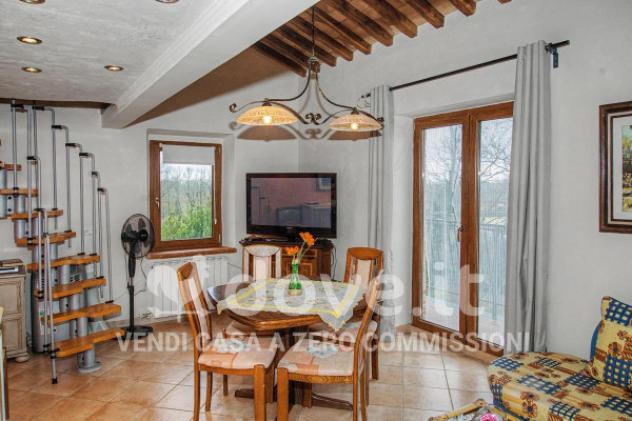 Casa indipendente di 230 m² con più di 5 locali e posto auto in vendita a Castel Giorgio