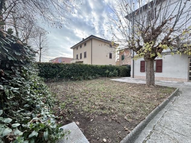 A732. SOLIERA. PORZIONCINA DI CASA CON GIARDINO ASSEGNATO.