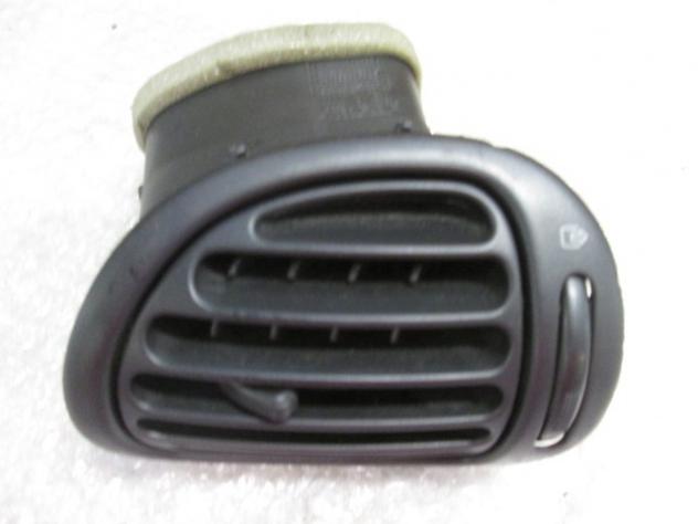 82337C2 BOCCHETTA AERAZIONE CRUSCOTTO LATERALE DESTRA PEUGEOT 206 1.4 B 55KW 5M 5P (2003) RICAMBIO USATO