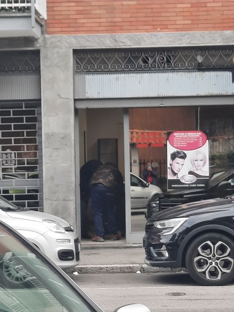 PARRUCCHIERE CHIUSO A CESANO BOSCONE AFFITTASI NEGOZIO DI CIRCA 50 MQ. CON B