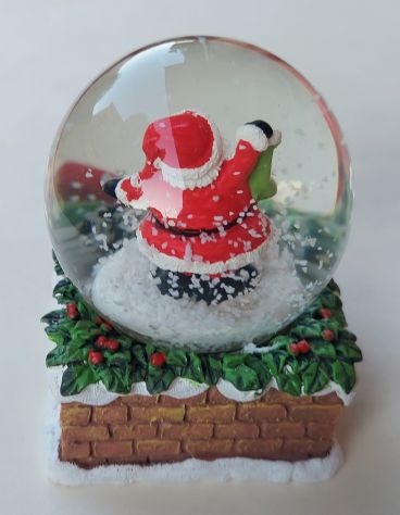 Palla di vetro in un'atmosfera innevata Magica Babbo Natale con calza e donni - Foto 2