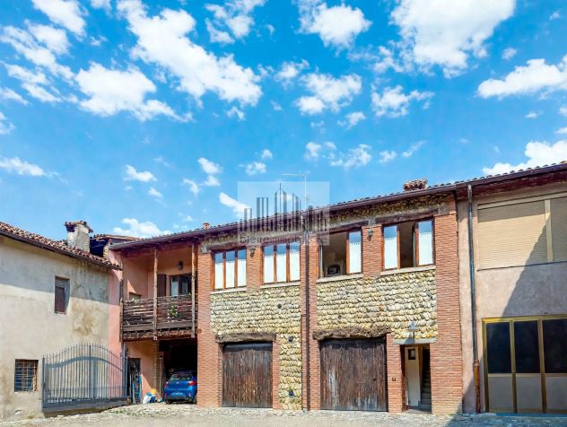 Trilocale ristrutturato con posti auto coperto